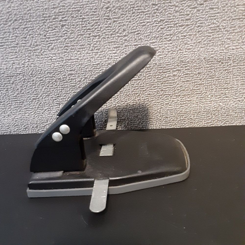 ACCO 2 Hole Punch Black Silver 2525